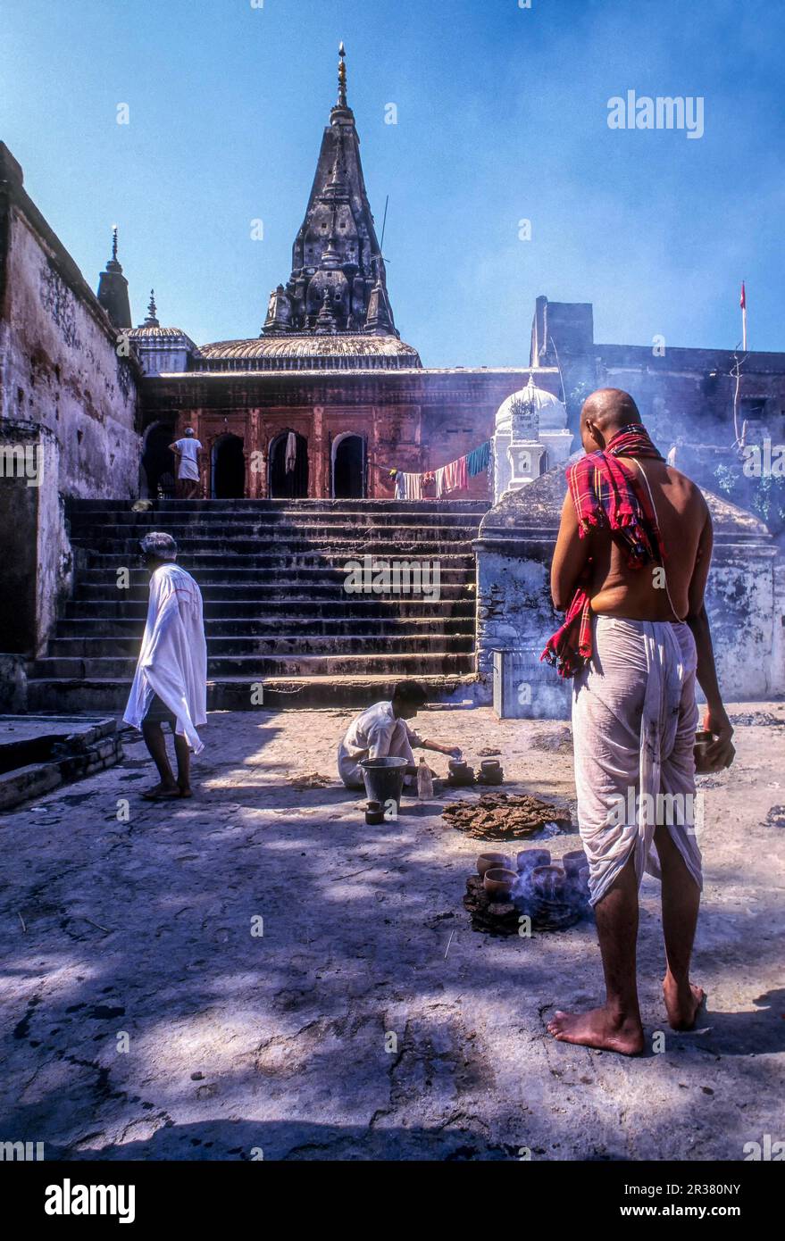 The image of a man praying to ancestors Pinddaan at Vishnupad Gaya, Bihar, India Stock Photo