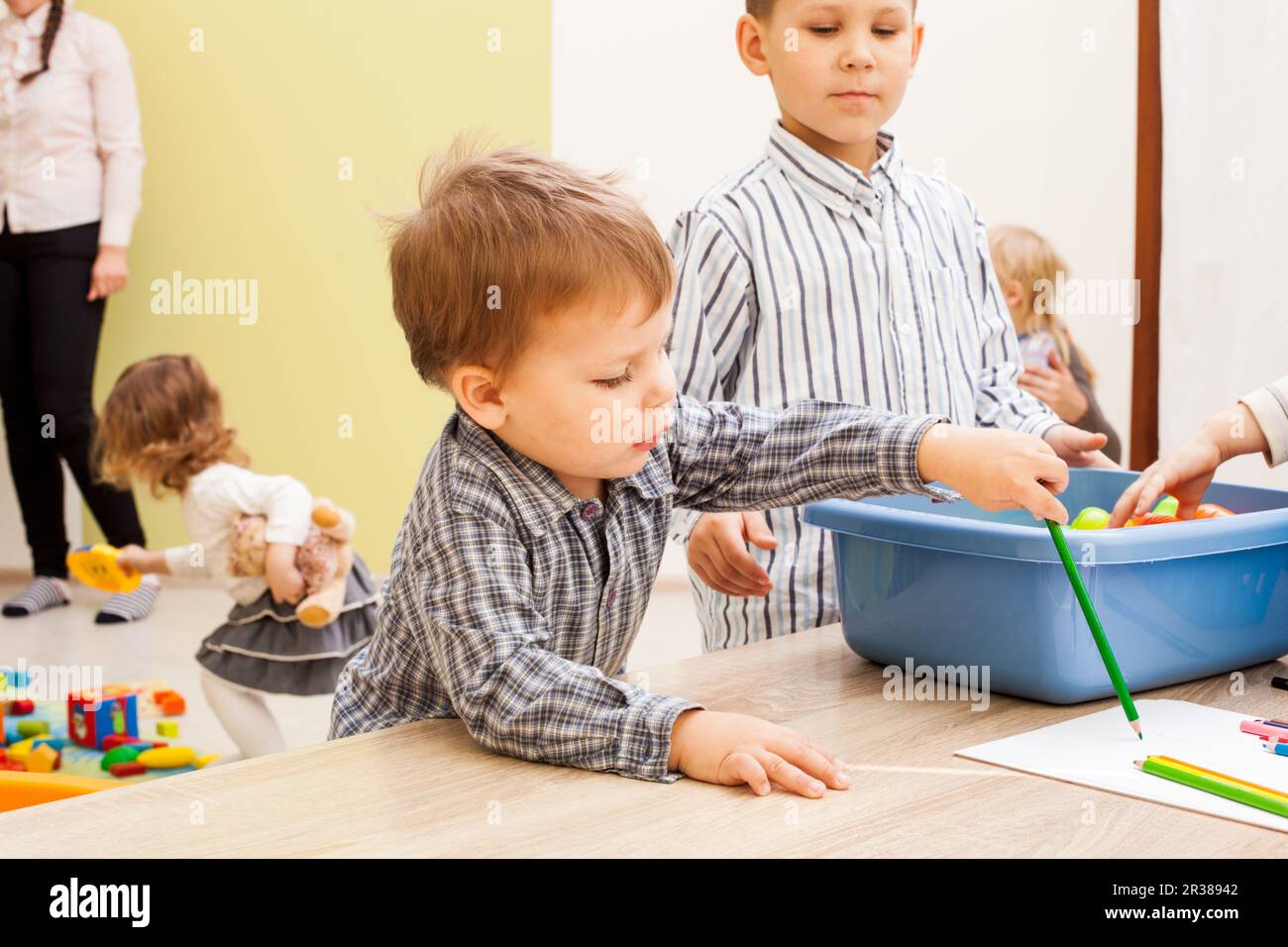 Supermarket children playing hi-res stock photography and images - Alamy