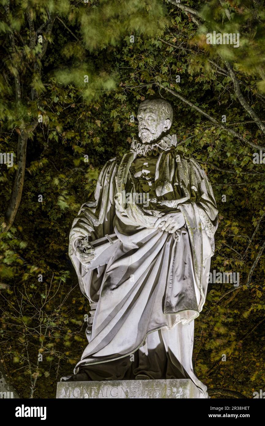 FRANCE. GIRONDE (33). BORDEAUX. THE STATUE OF MONTAIGNE, QUINCONCES