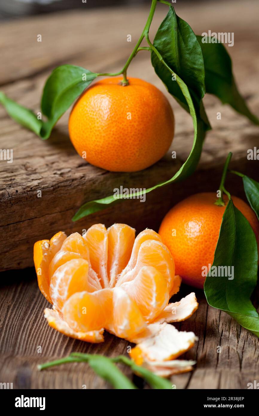 Organic mandarins, whole and peeled Stock Photo Alamy