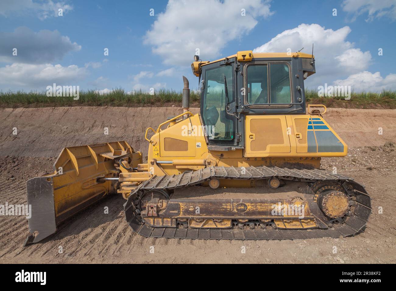 Bulldozer earthmoving hires stock photography and images Alamy