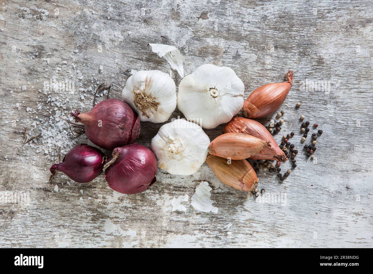 Sea salt, pepper, onions and garlic Stock Photo Alamy