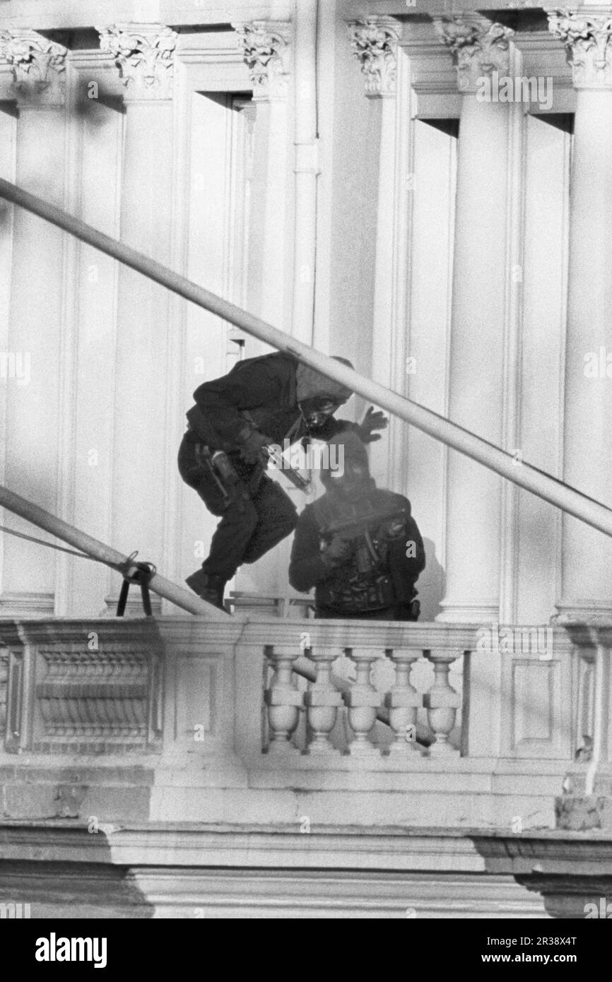 File photo dated 05/05/1980 of members of the Special Air Service (SAS) entering the Iranian Embassy on May 5, 1980, to end a six day siege in Central London. One of the last surviving SAS soldiers who stormed the Iranian embassy in London has died. Mel Parry was part of the SAS team which ended the 1980 siege after six armed men took 26 people hostage within the building. Issue date: Tuesday May 23, 2023. Stock Photo