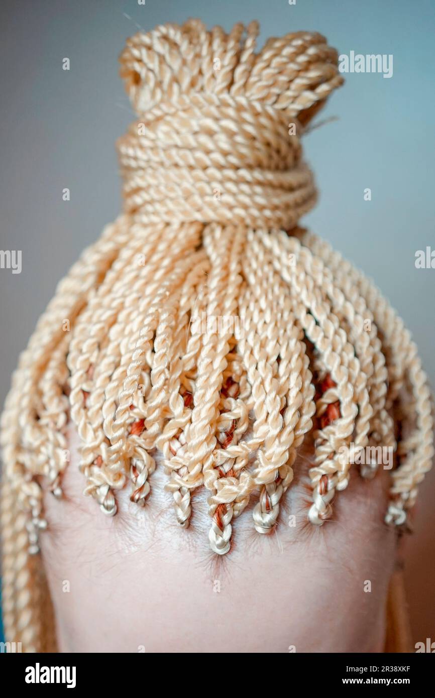 https://c8.alamy.com/comp/2R38XKF/senegalese-twisted-pigtails-weave-through-the-braid-many-african-braids-hair-is-removed-into-the-hair-the-texture-of-the-bra-2R38XKF.jpg