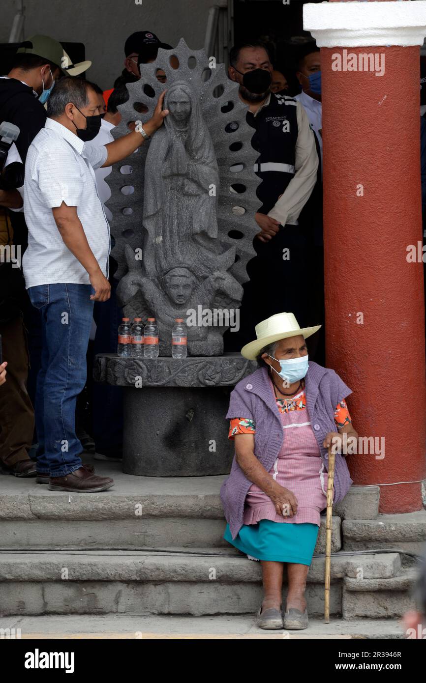 Municipality Of Santiago Xalitzi, Mexico. 23rd May, 2023. May 22, 2023, Santiago Xalitzintla, Puebla: Inhabitants after a meeting with government authorities wear face masks due to the fall of ash emitted by the Popocatepetl volcano in the municipality of Santiago Xalitzintla in the state of Puebla. on May 22, 2023 in Santiago Xalitzintla, Puebla (Photo by Luis Barron/Eyepix Group/Sipa USA). Credit: Sipa USA/Alamy Live News Stock Photo