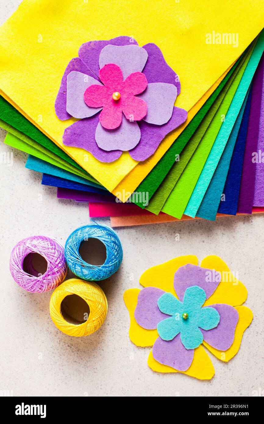 https://c8.alamy.com/comp/2R396N1/felt-diy-crafts-for-flowers-making-tutorial-2R396N1.jpg