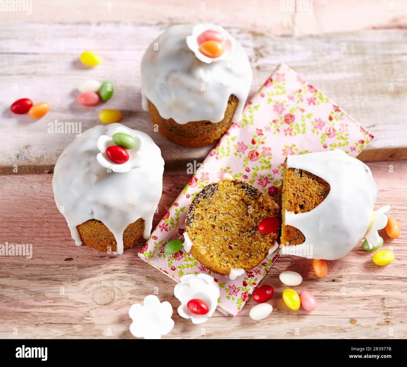 Mini carrot and poppyseed cakes made in jars with icing for Easter Stock Photo