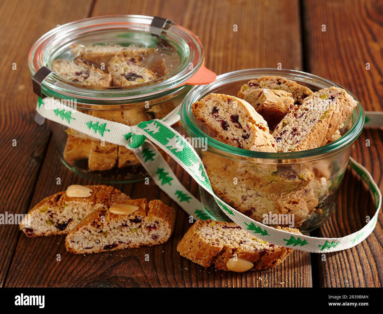 Cantuccini with cranberries and gingerbread spice in mason jars Stock ... Cantuccini with cranberries and gingerbread spice in mason jars Stock ...