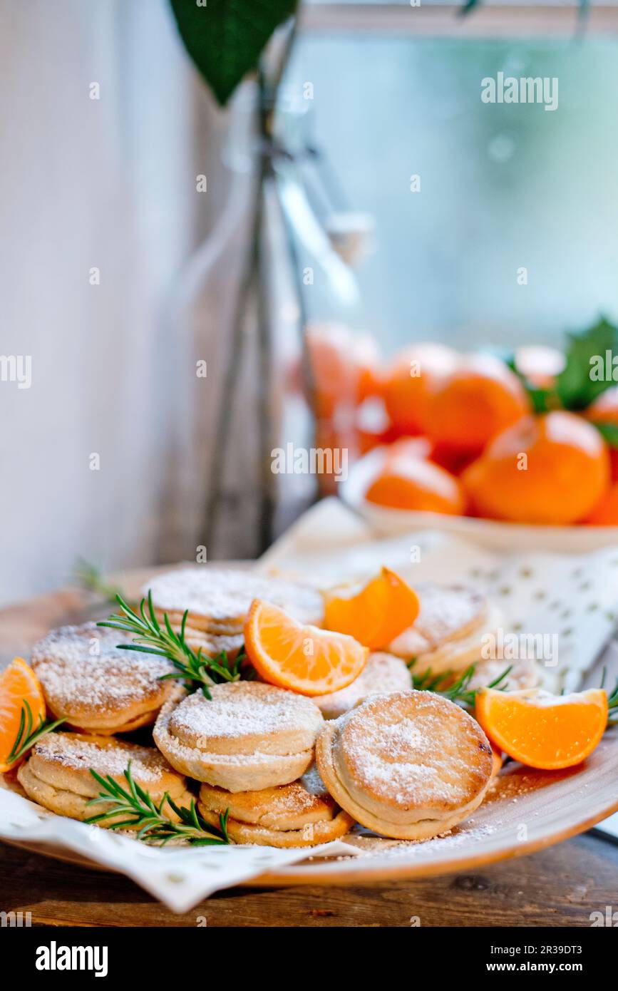British homemade christmas mince pies Stock Photo - Alamy