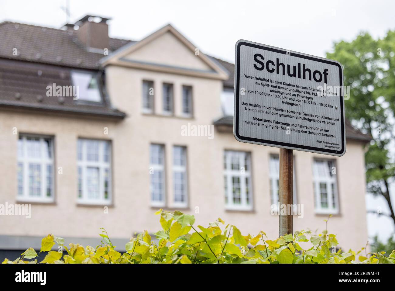 Recklinghausen, Germany. 23rd May, 2023. Rules for staying in the schoolyard of an elementary school can be read on a sign in front of the school building. A 17-year-old suspect has been arrested after the discovery of a woman's body in the school's courtyard. The autopsy of the dead 19-year-old had shown signs of violent death by strangulation, police and prosecutors said. Credit: Christoph Reichwein/dpa/Alamy Live News Stock Photo