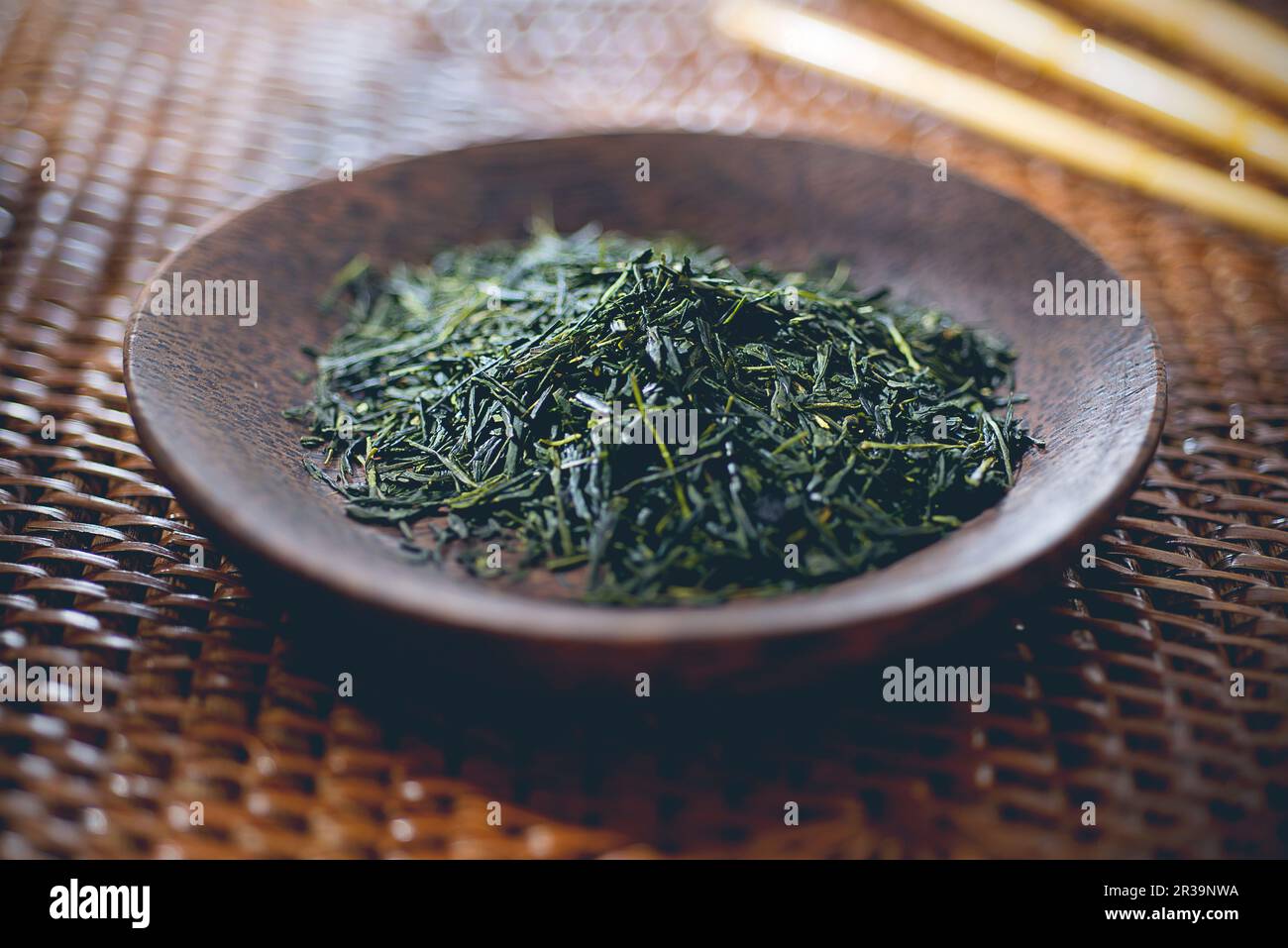 https://c8.alamy.com/comp/2R39NWA/green-tea-tea-leaves-in-a-wooden-bowl-2R39NWA.jpg