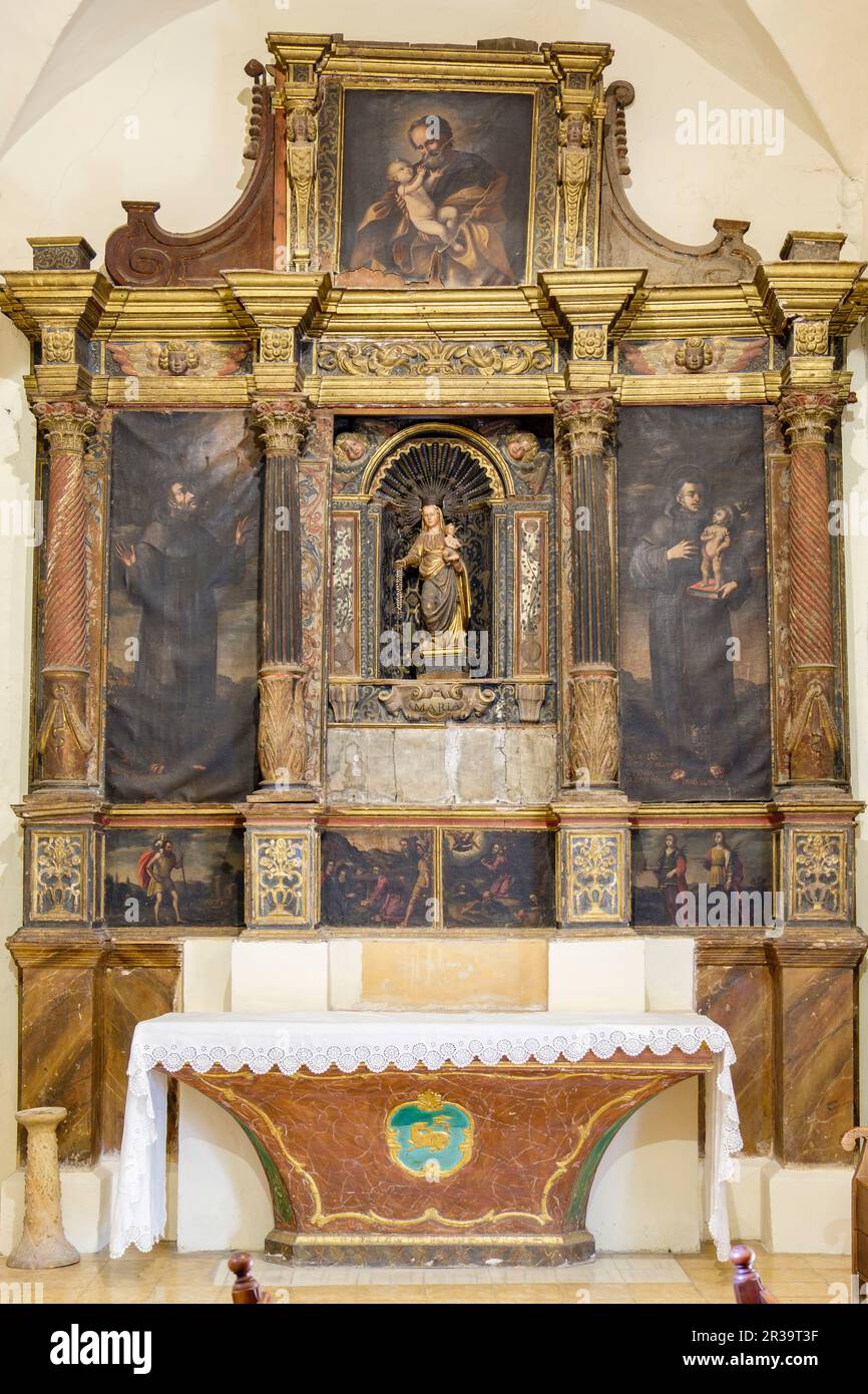 retablo barroco de la Mare de Déu del Roser, Iglesia de Sant Joan Baptista, siglo XVII, Estellencs, Serra de Tramuntana, Mallorca, balearic islands, Spain. Stock Photo