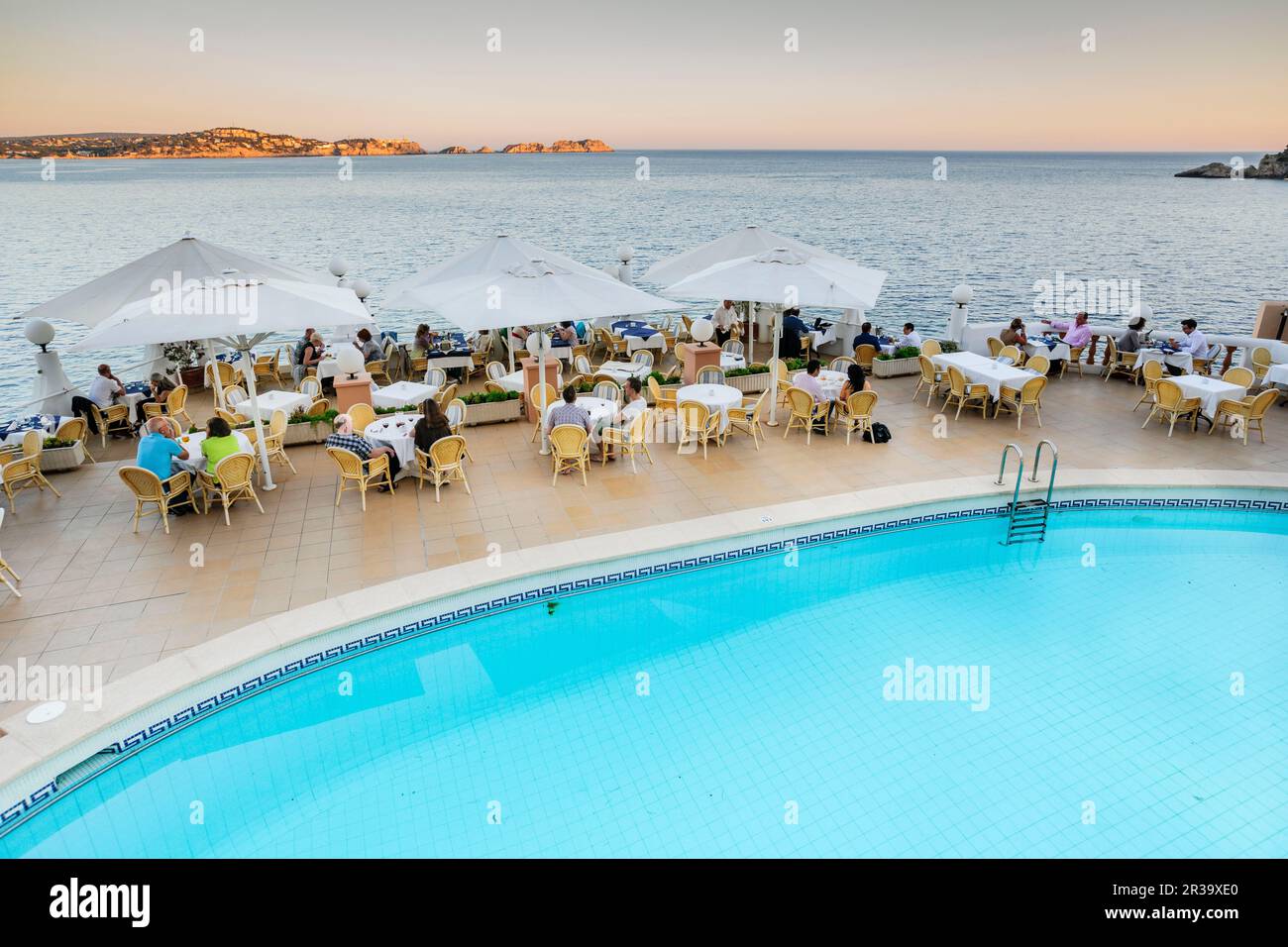 terraza al aire libre, bar restaurante La Gran Tortuga, aldea de Cala Fornells, Calvia, Mallorca,Islas Baleares, Spain. Stock Photo