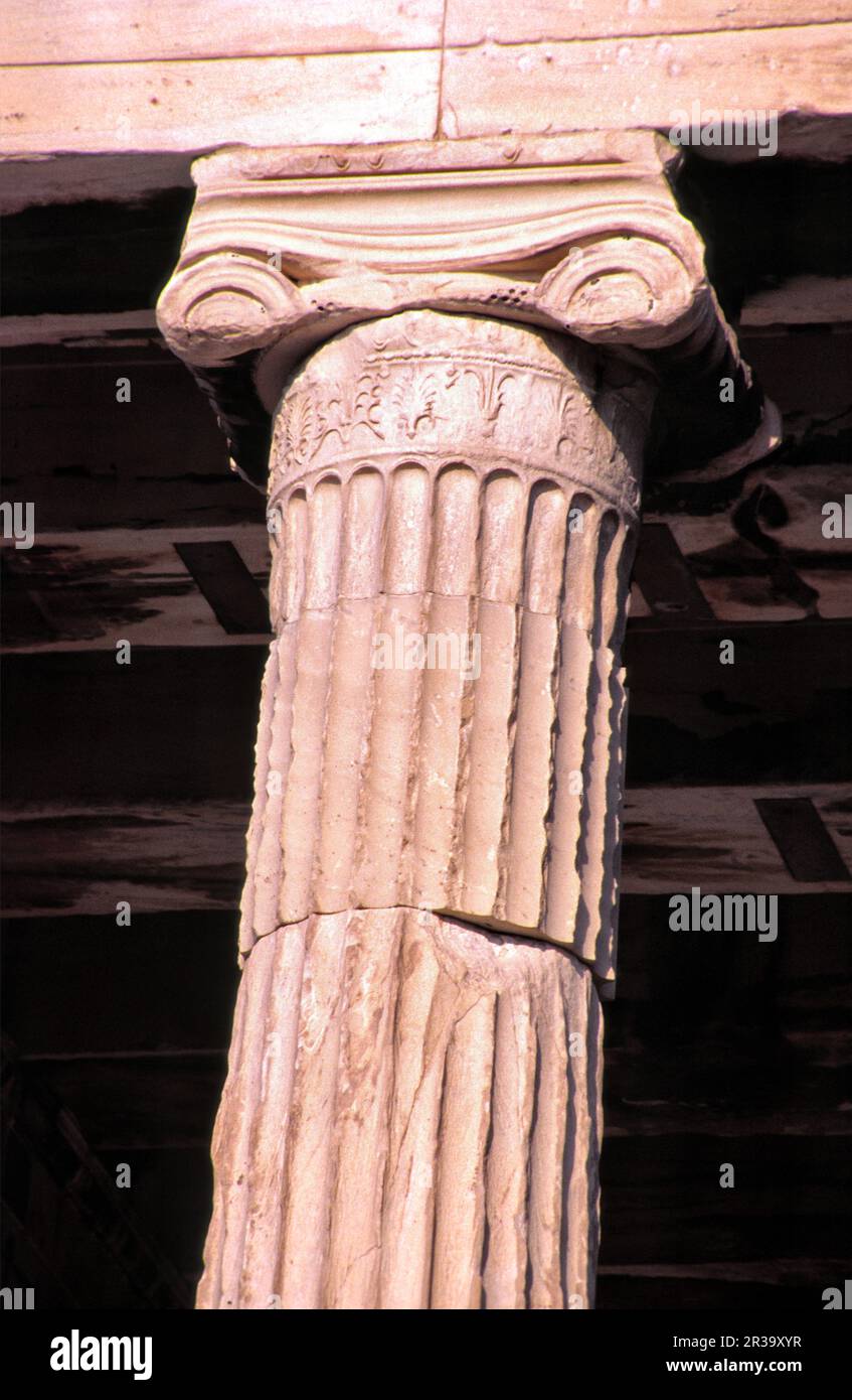 Columna Jonica. Erecteón (406a.c.). Acropólis. Atenas.Ática. Sterea Ellada. Grecia. Stock Photo