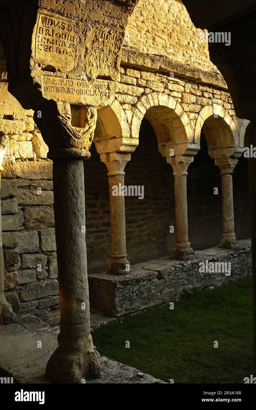 Claustro de la catedral romanica de San Vicente(s.XI). Roda de Isábena.Aragón. España. Stock Photo