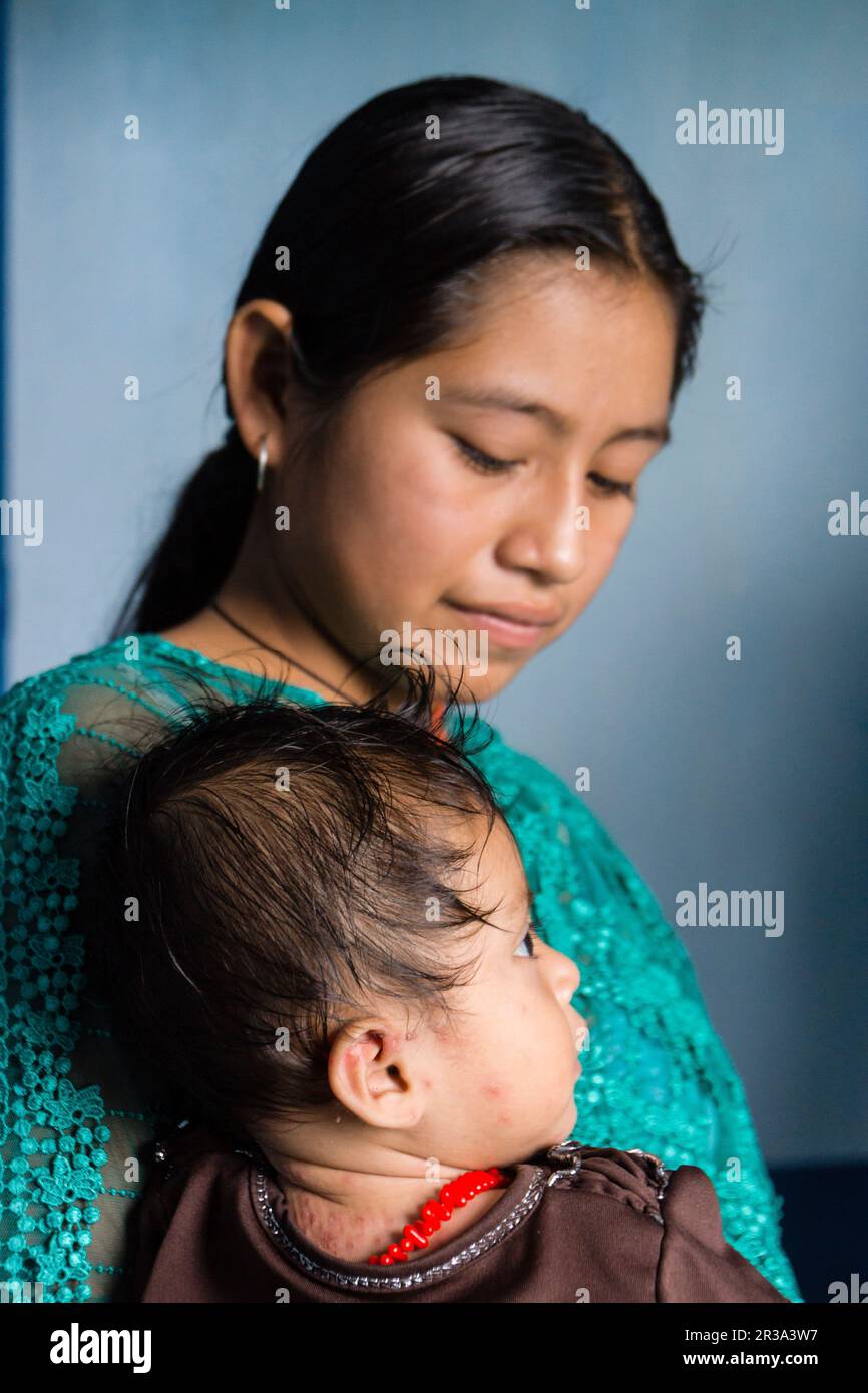 madre indigena con su bebe, centro de salud, Lancetillo ( La Parroquia