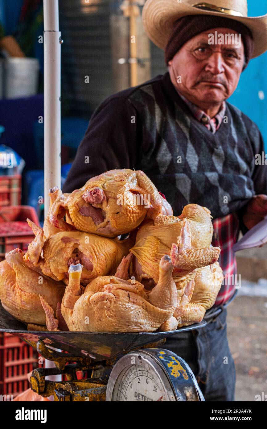pollos al peso, mercado, Santa Cruz del Quiché ,Guatemala, America Central. Stock Photo