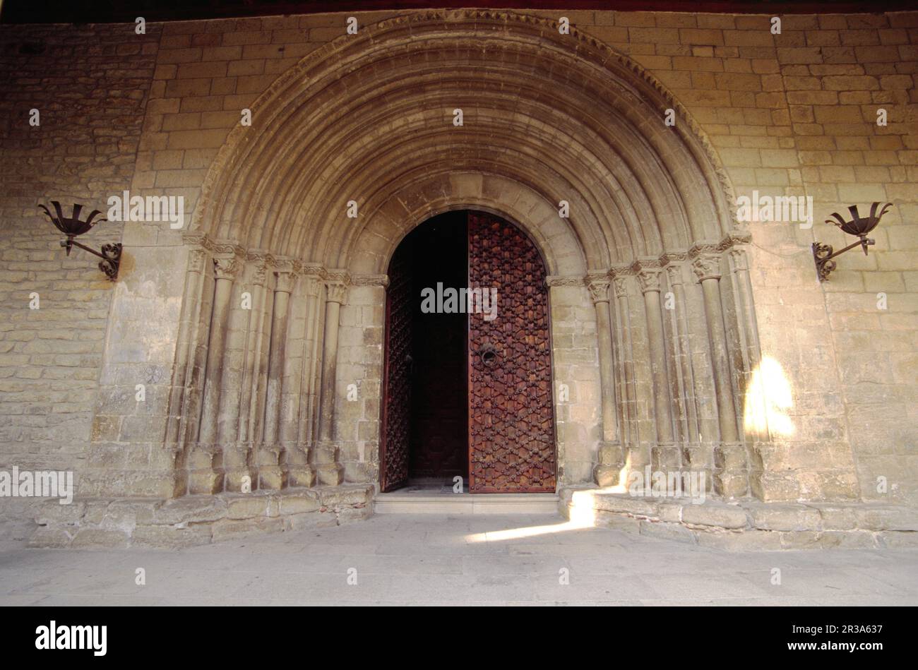 Portal meridional.Catedral romanica de San Vicente.Roda de Isabena.(Romanico s.XIII) Valle de Isábena.Pirineo Aragones.Huesca.España. Stock Photo
