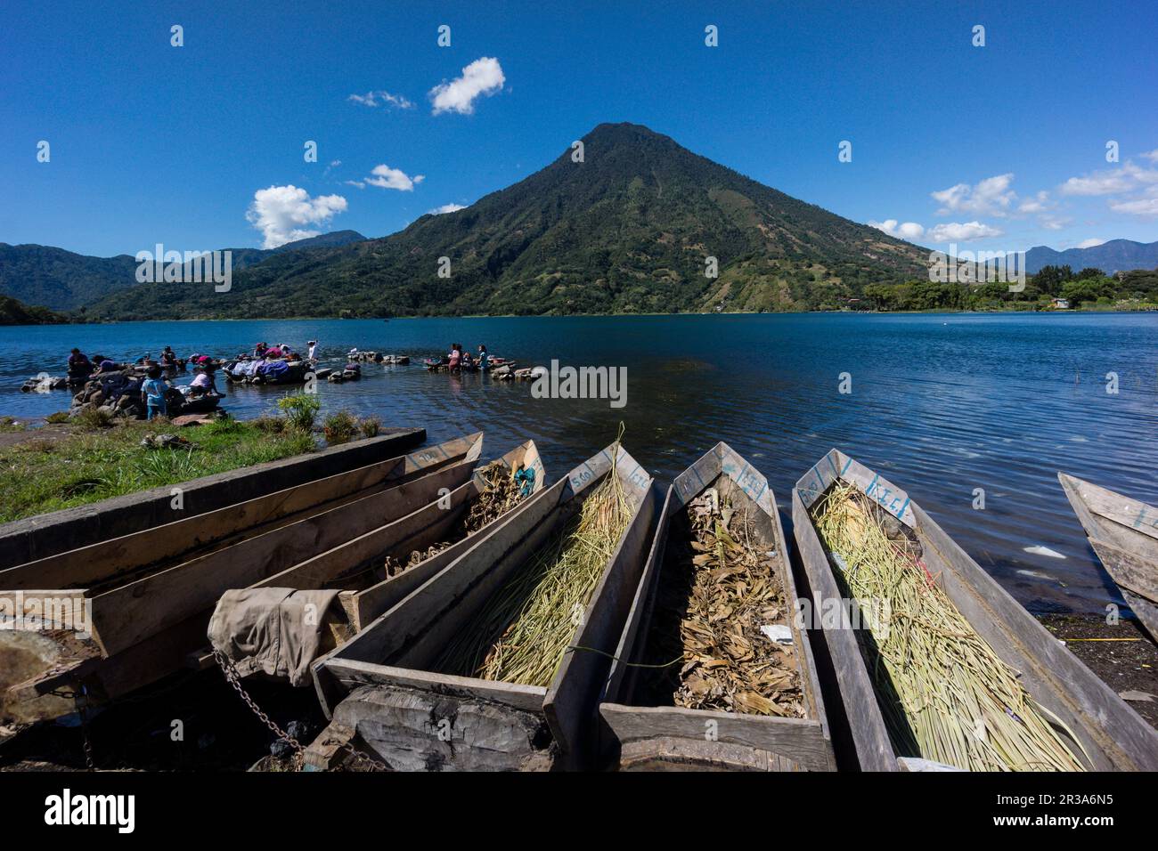 Cayucos varados frente al volcán San Pedro, suroeste de la caldera del lago de Atitlán , Santiago Atitlán. Tiene una altitud de 3.020,Guatemala, Central America. Stock Photo