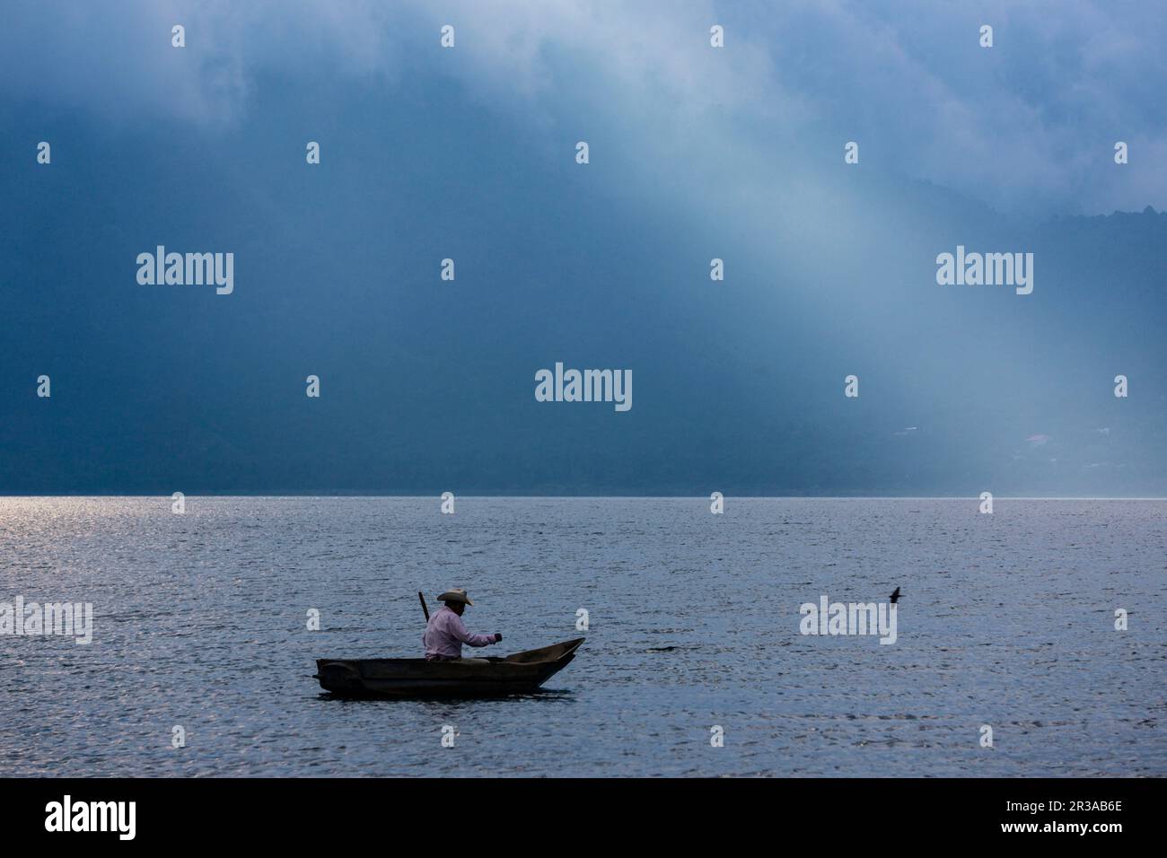 cayuco en el lago Atitlán, Santiago Atitlan, departamento de Sololá, Guatemala, Central America. Stock Photo