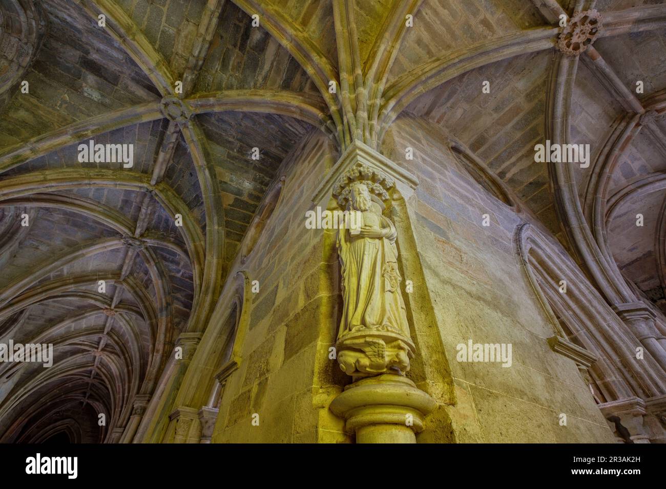 claustro, construido entre 1317 y 1340, estilo gótico, catedral de Évora, Basílica Sé Catedral de Nossa Senhora da Assunção, Évora, Alentejo, Portugal. Stock Photo