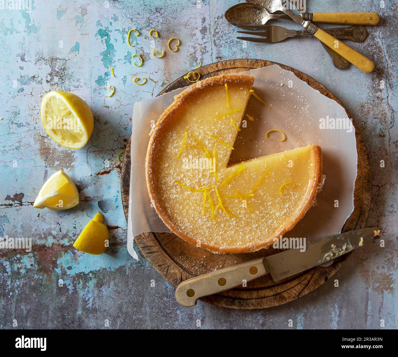 Lemin Rinder Lemon tart with lemon rind gratings Stock Photo - Alamy