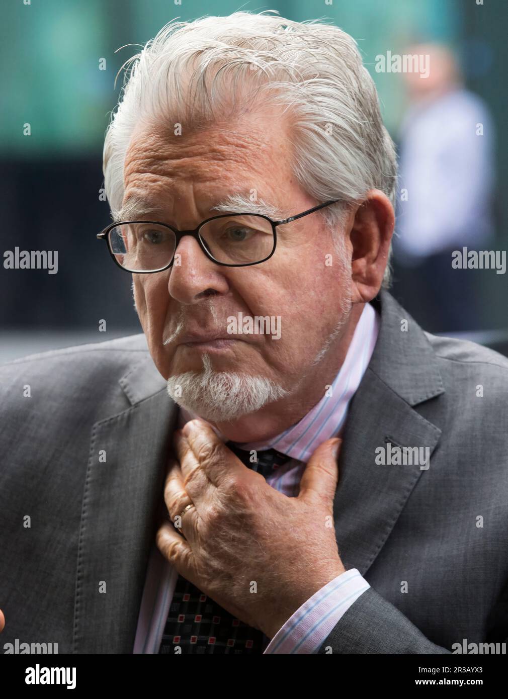 Pic shows: Haunted looking Rolf Harris arrives for his trial today   He clutched at his neck perhaps feeling a little hot under the collar as the accu Stock Photo