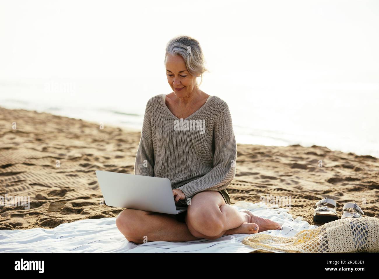 Woman laptop beach mature hi-res stock photography and images - Alamy