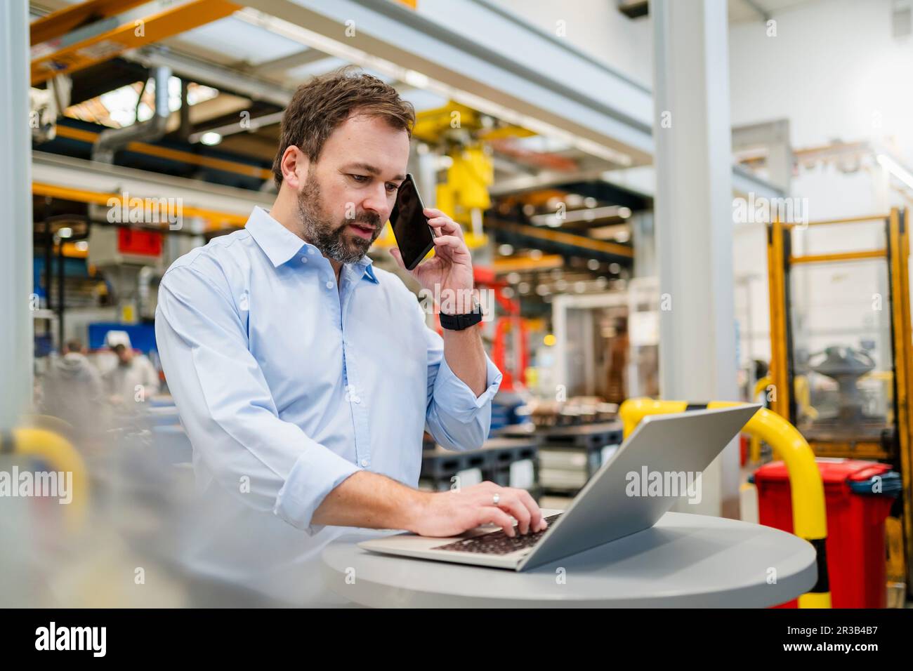 Manager talking on phone using hi-res stock photography and images - Alamy