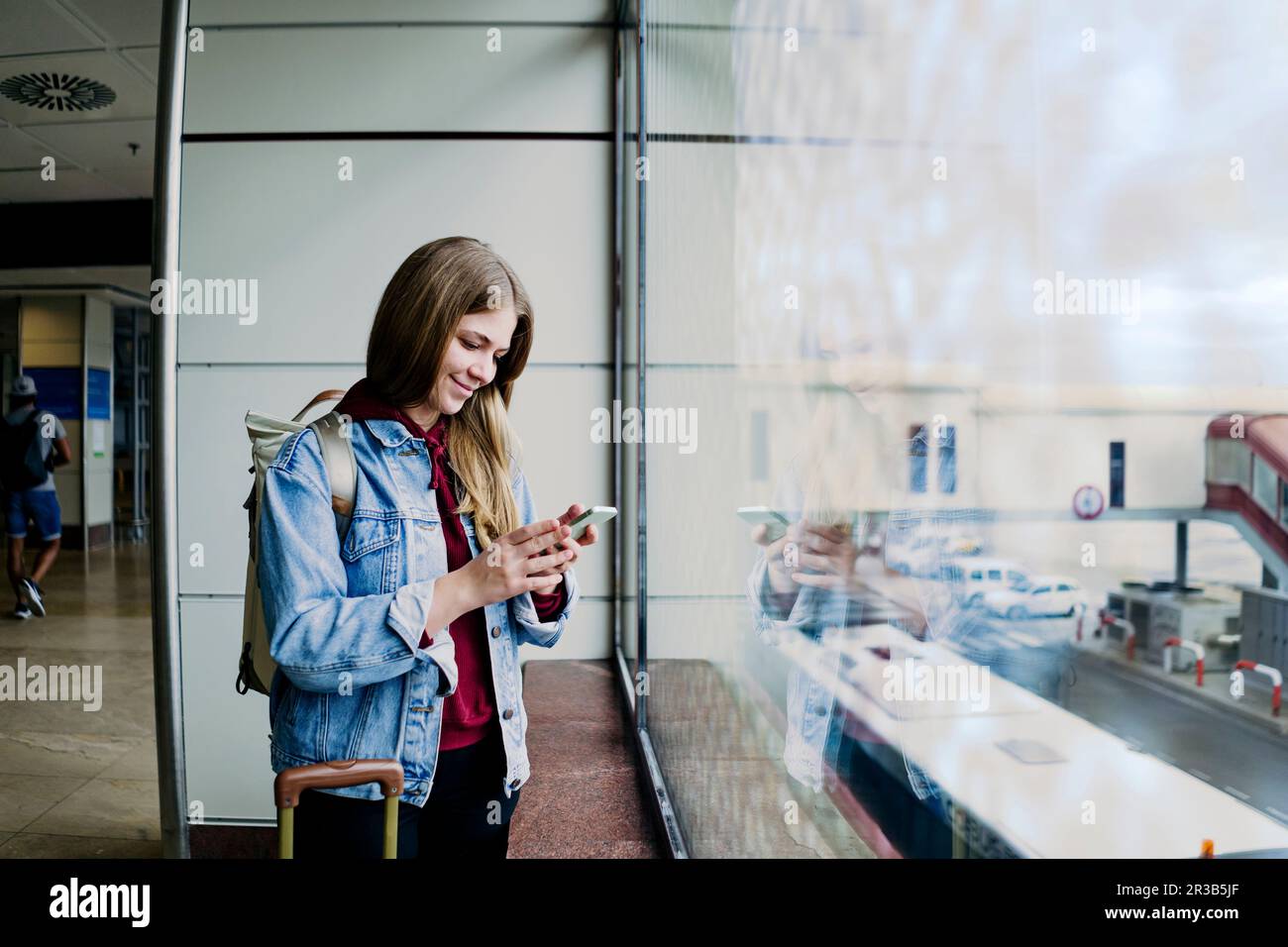 Suitcase airport woman hi-res stock photography and images - Alamy
