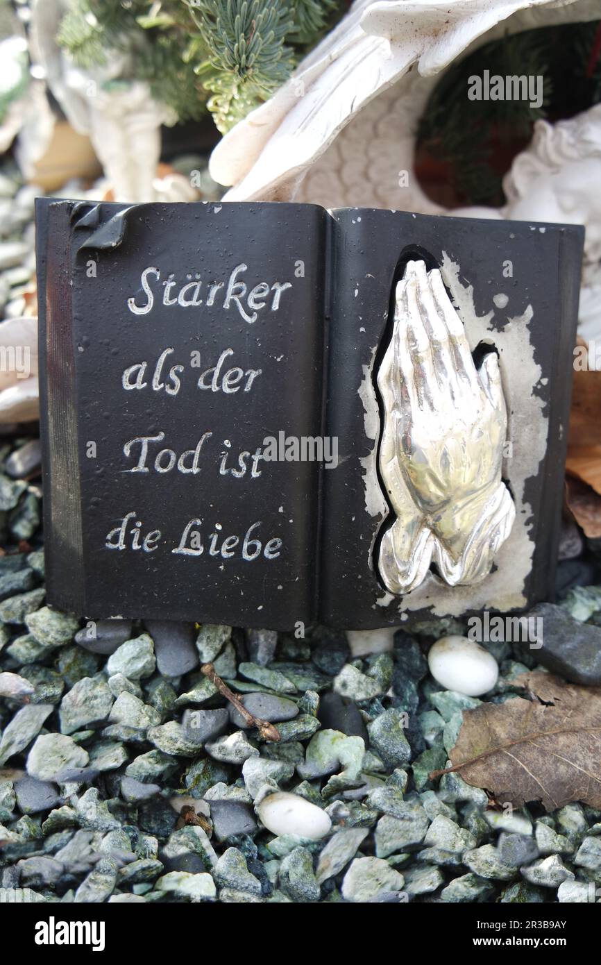 Gedenkspruch auf einem Grab Stock Photo Alamy