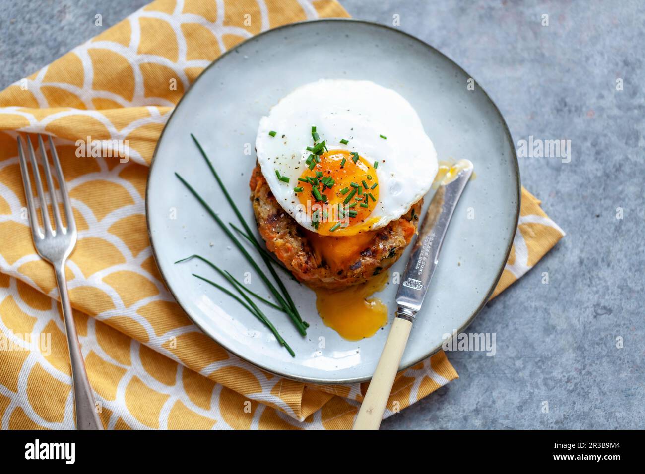 Bubble and squeak with fried egg Stock Photo Alamy