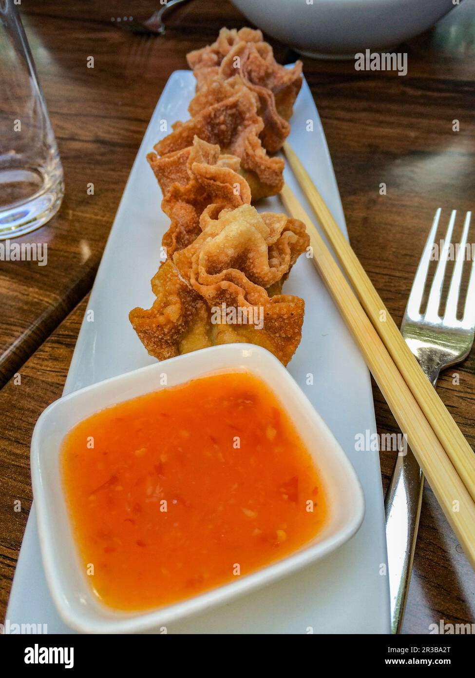Crispy wontons with a sweet chilli sauce (Asia Stock Photo Alamy