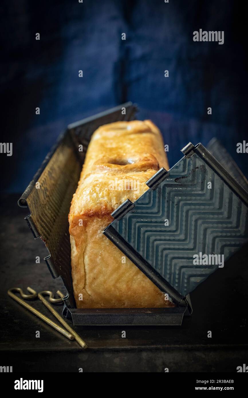A Pie In A Loaf Tin Stock Photo Alamy a-pie-in-a-loaf-tin-stock-photo-alamy