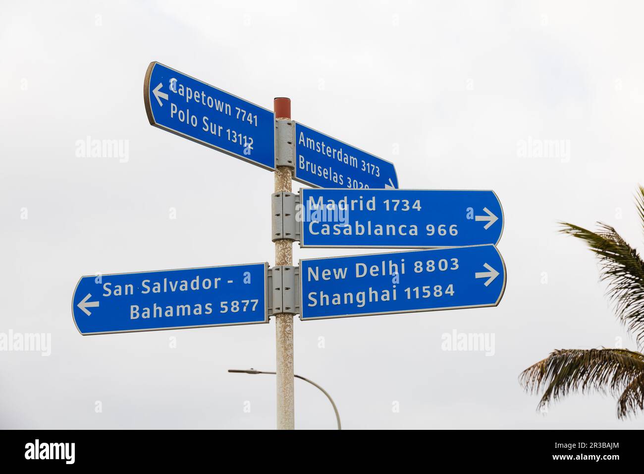 Signpost with international destinations. Capetown, Polo Sur, Amsterdam, Bruselas, Madrid, San Salvador, Casablanca, new Delhi, Shanghai, Bahamas. Las Stock Photo