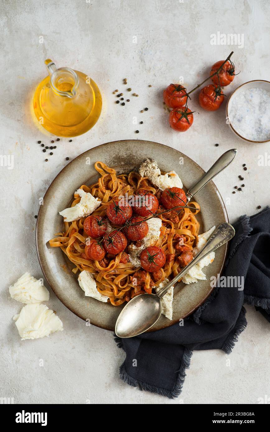 Pasta with roasted tomatoes and mozzarella Stock Photo - Alamy