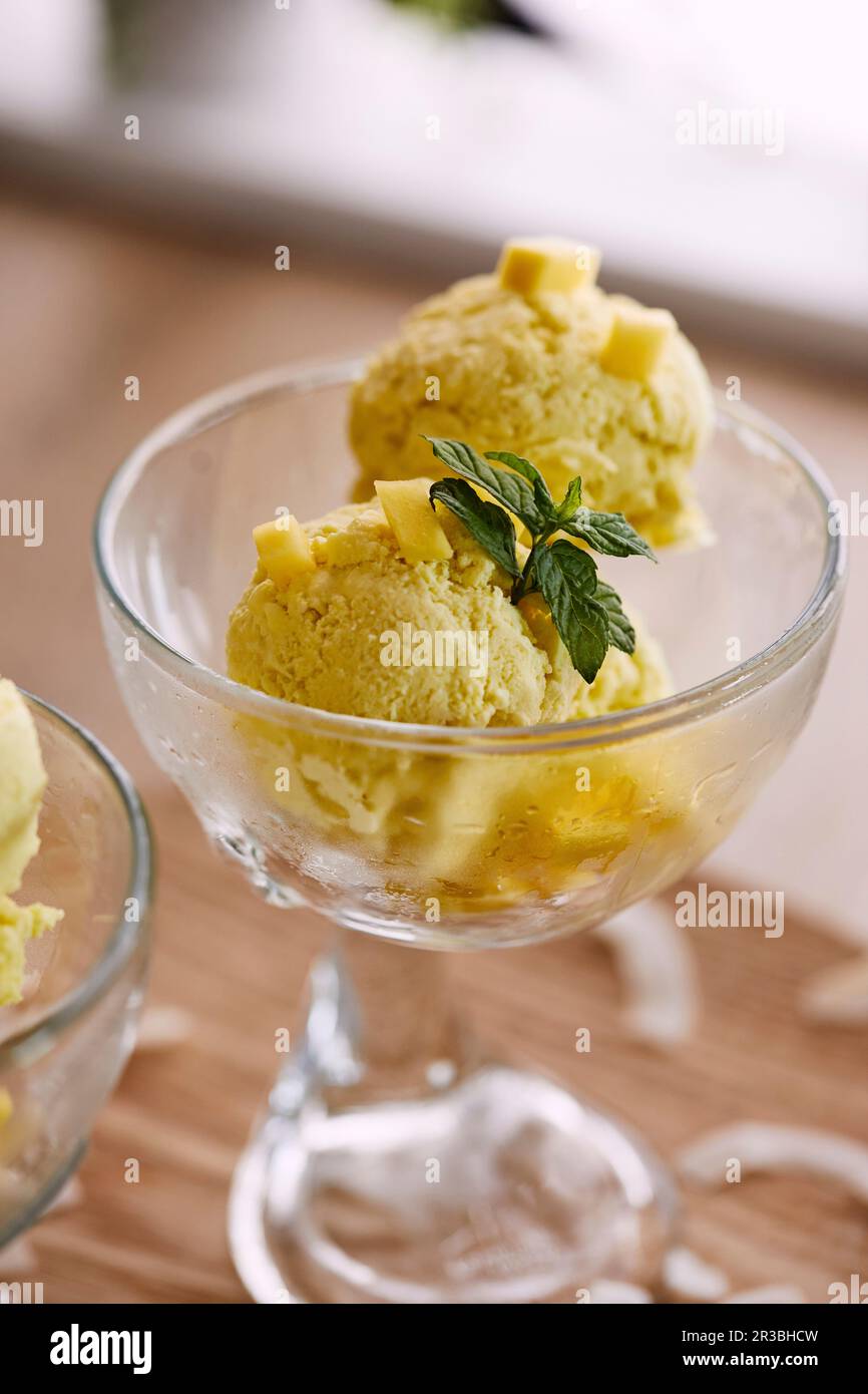 Vegan mango and coconut ice cream (sugarfree Stock Photo Alamy