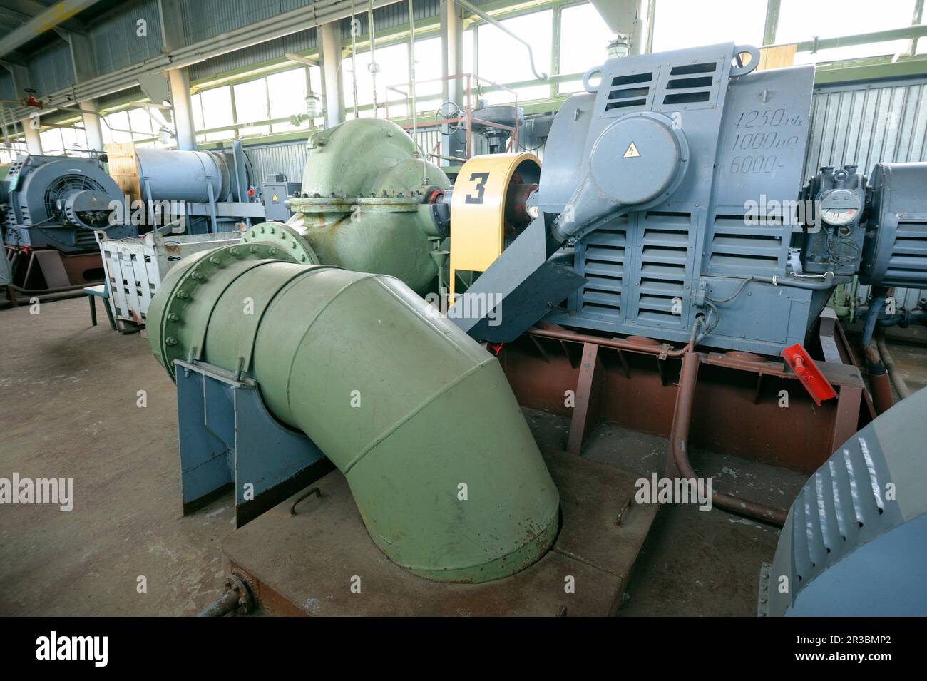 Water pumps and engines working in the hall of the floating pump