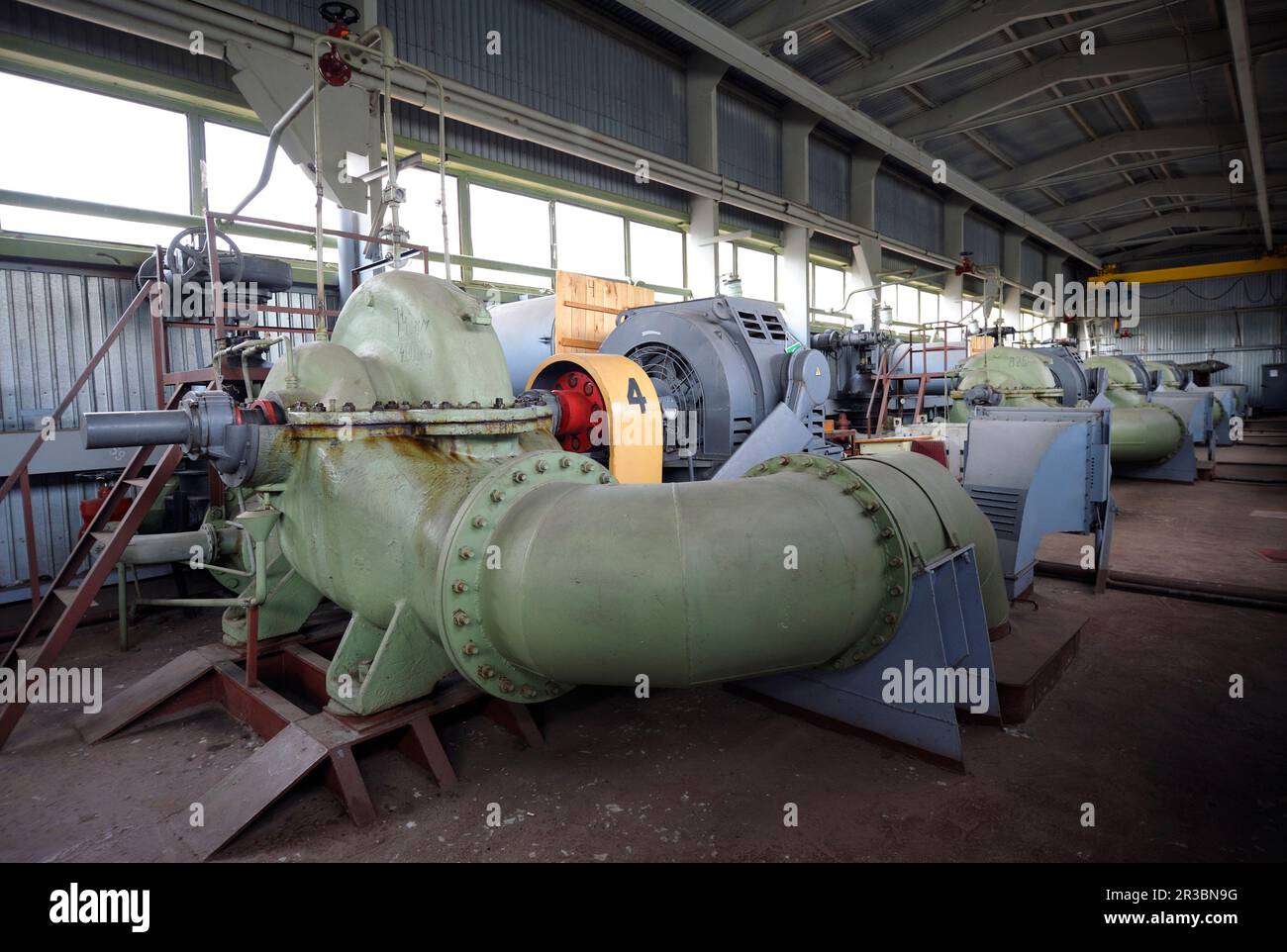Water pumps and engines working in the hall of the floating pump