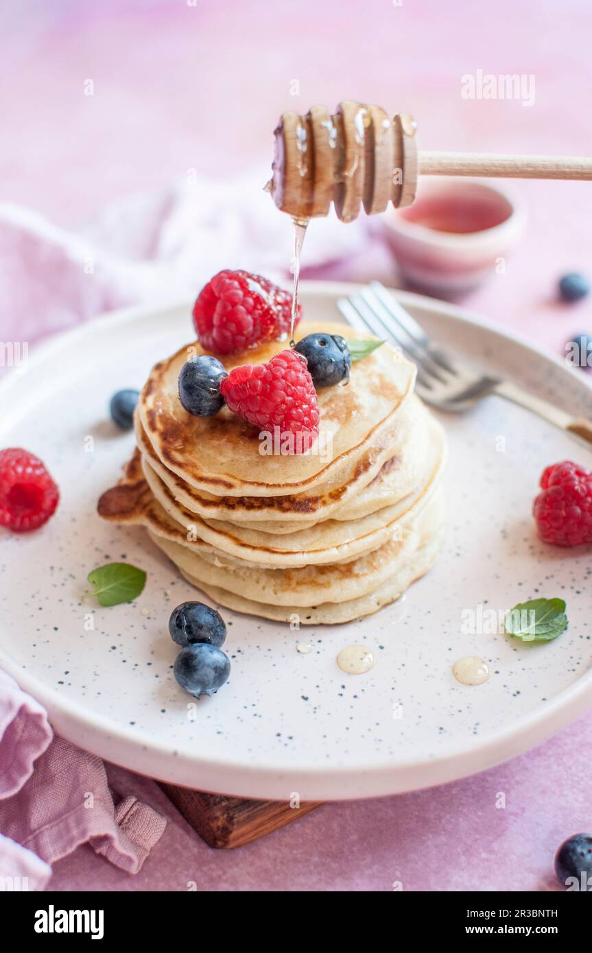 Pancakes Raspberry Blueberries Mint Blueberries sprinkle hi-res stock photography and images - Alamy