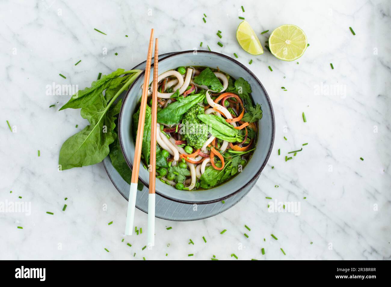 Udon noodle bowl with wild garlic pesto, spinach and peas (Asia Stock