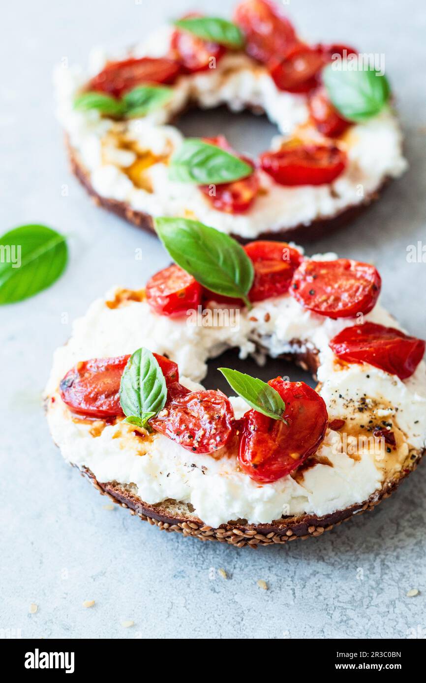 Breakfast bagel with feta and stewed tomatoes Stock Photo - Alamy
