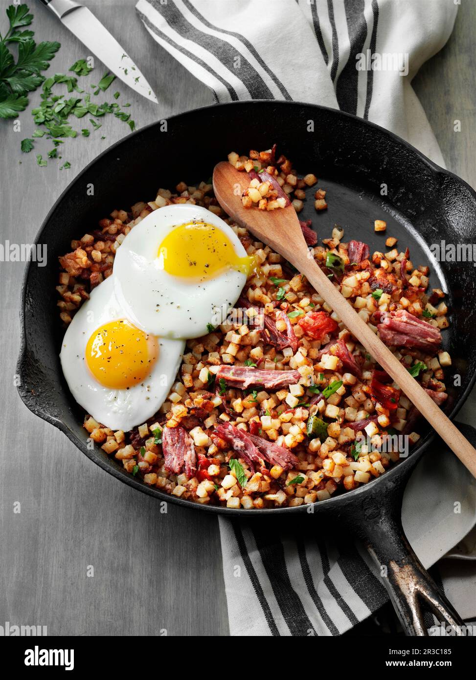 Corned beef hash and fried eggs Stock Photo - Alamy