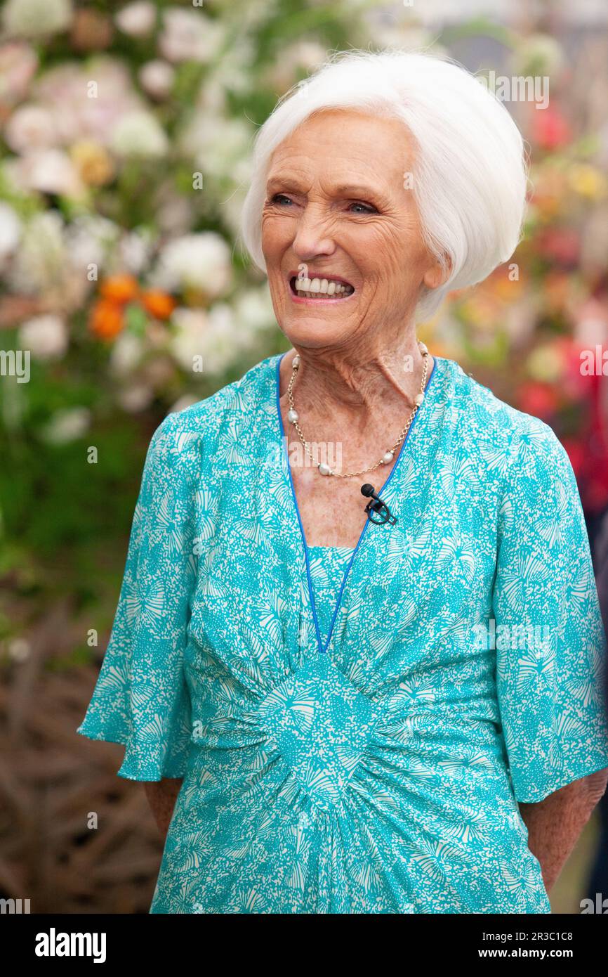 London, UK. 23rd May, 2023. TV presenter Mary Berry wears a gathered turquoise dress at the RHS Chelsea Flower Show. Credit: Anna Watson/Alamy Live News Stock Photo