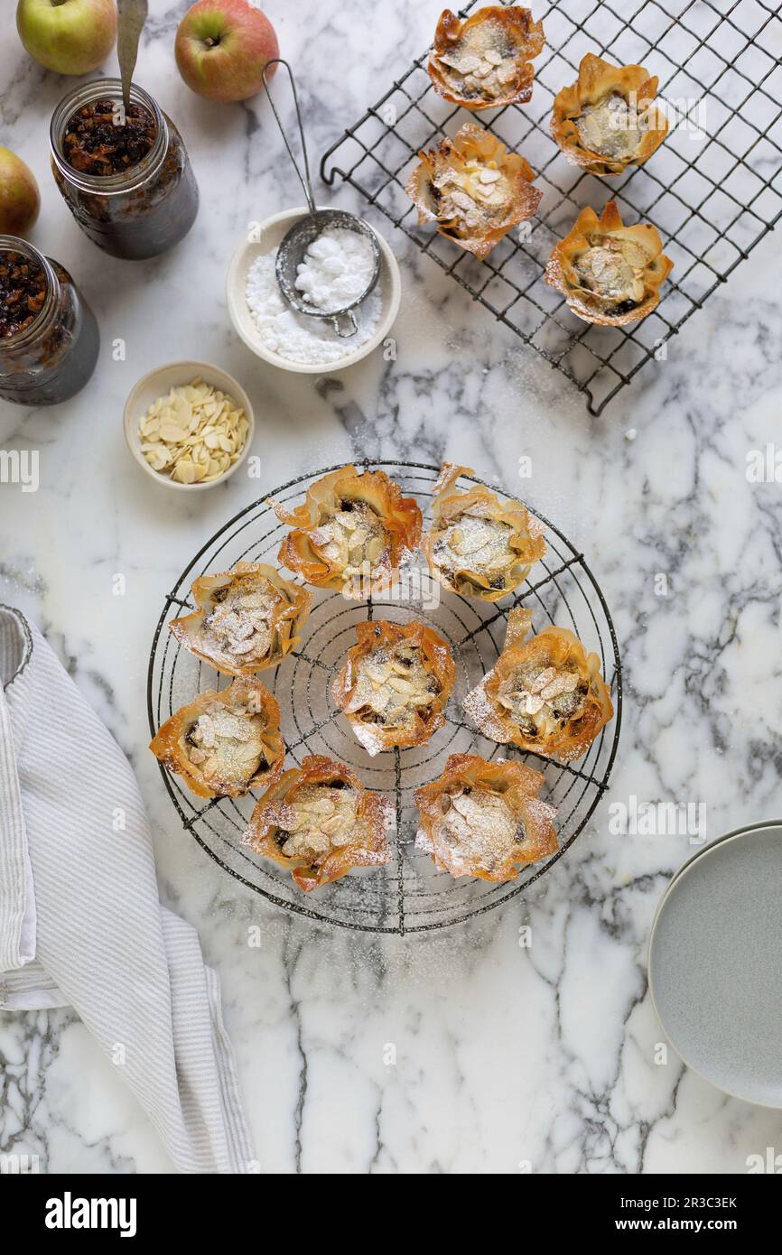 Filo pastry mince pies hi-res stock photography and images - Alamy