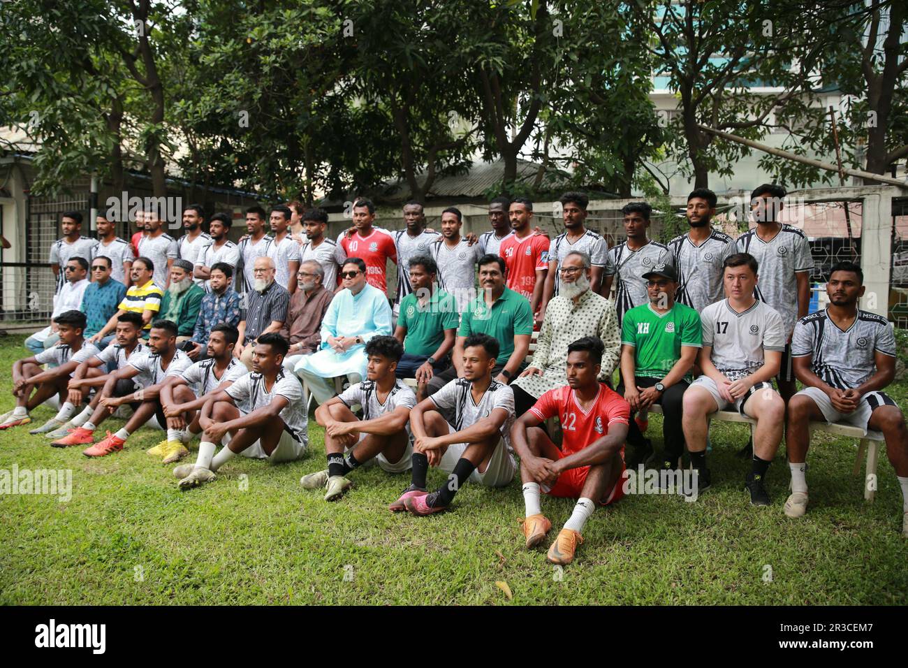 Mohammedan SC exicutive commiti members meet with the players at Club