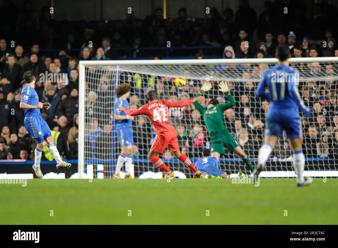 Jason Puncheon of Southampton scores the equaliser to make it 2-2 during the Barclays Premier League match between Chelsea and Southampton at Stamford Stock Photo