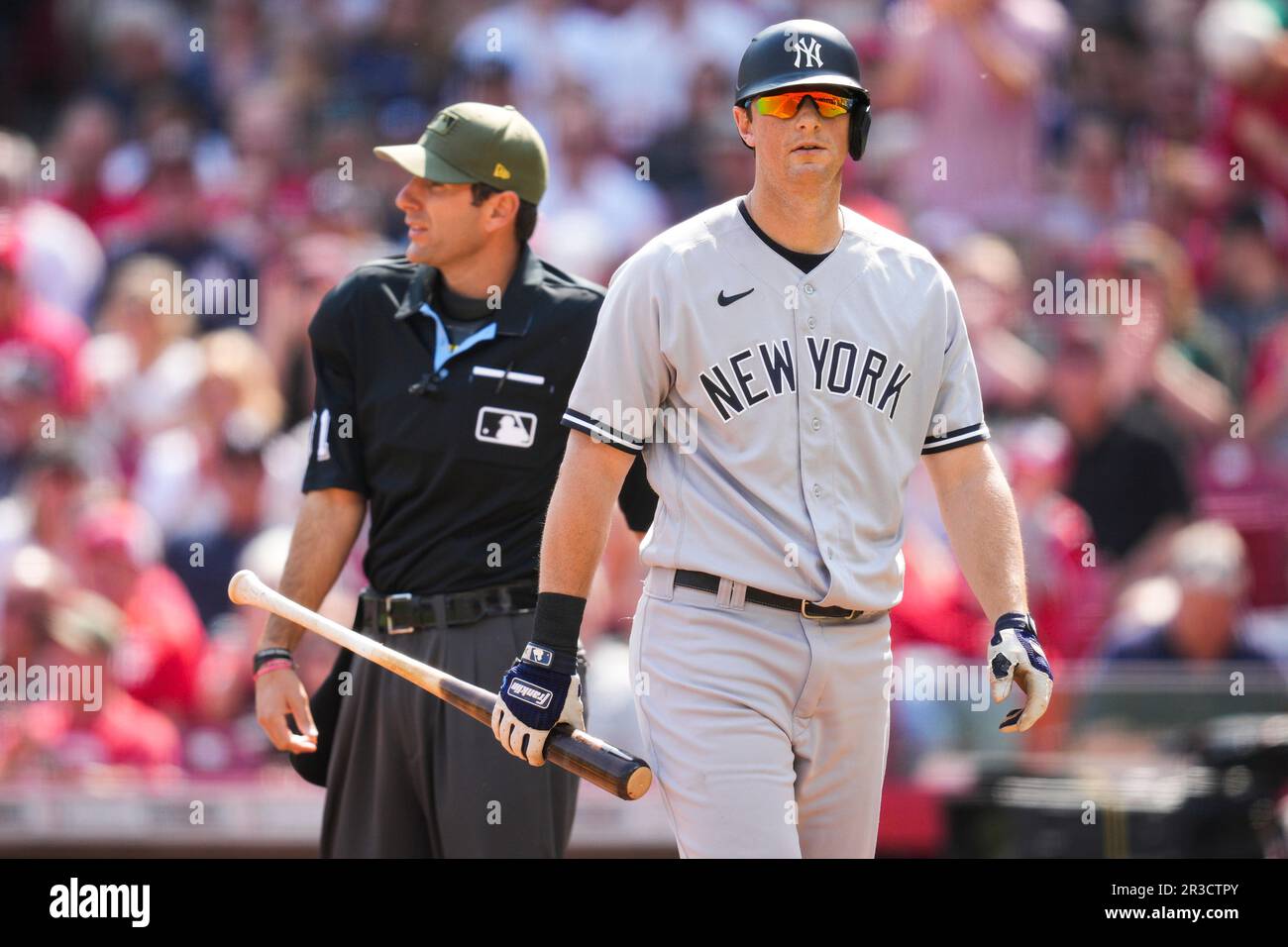 New York Yankees' DJ LeMahieu, right, reacts after striking out in a baseball game against the