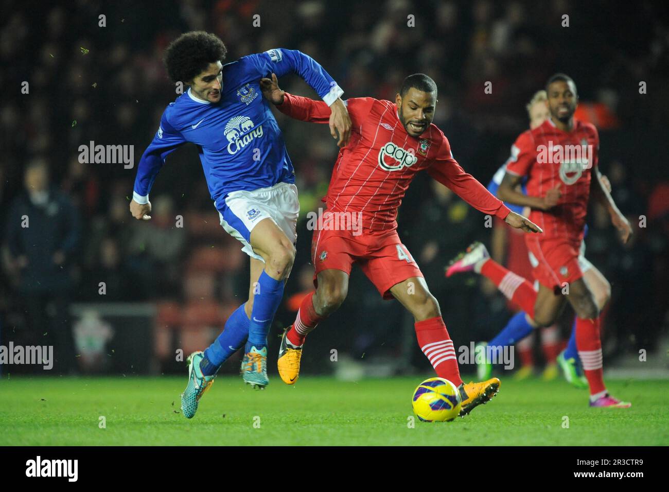 Marouane Fellaini of Everton and Jason Puncheon of Southampton in action during the Barclays Premier League match between Southampton and Everton at S Stock Photo