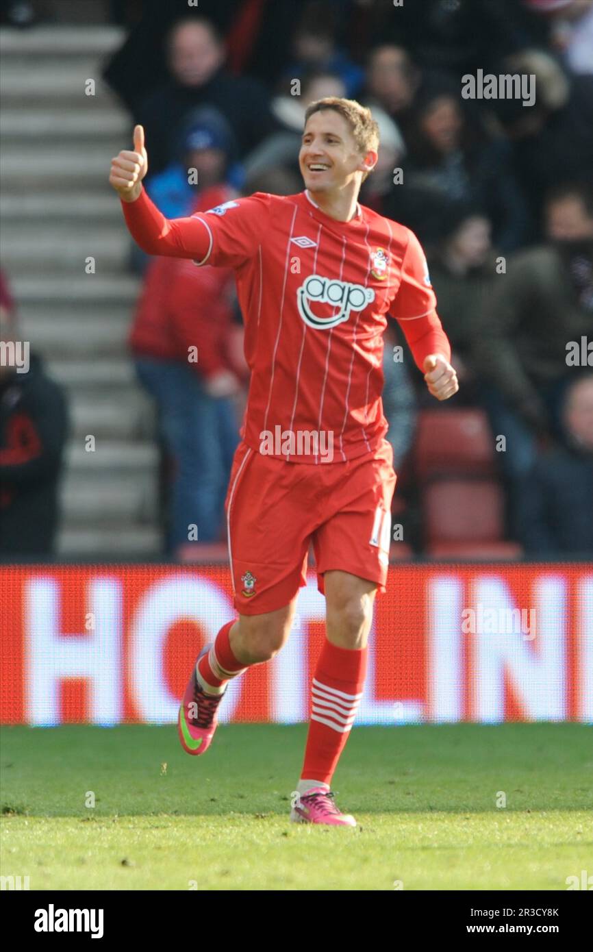 Gastón Ramírez of Southampton celebrates scoring the equalising goal late in the first half during the Barclays Premier League match between Southampt Stock Photo